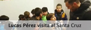 Lucas Pérez visita de incógnito a los niños del Santa Cruz CF