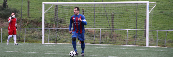 Álex contralando un balón